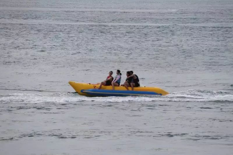 小船在海上玩冲浪板描述已自动生成